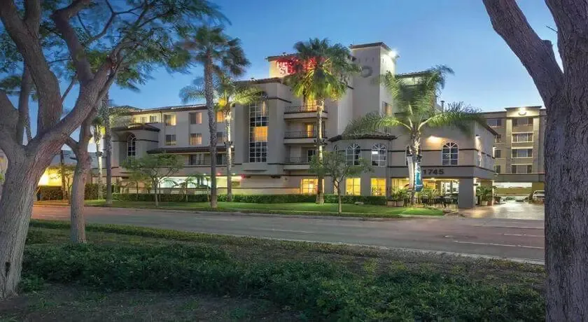 summer-hotels/(Peacock Suites) Similar